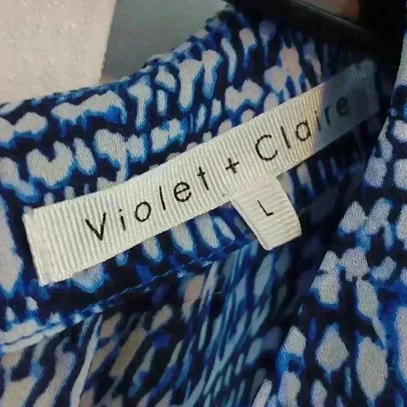 5/$25 Violent and Claire size large blue keyhole tank blouse - Picture 4 of 10